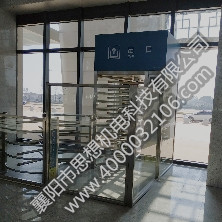 西渡站矩形、半高單向門和護欄